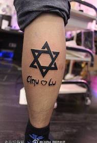 Padrão de tatuagem hexagonal perfurada na perna