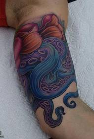 Viçi pikturoi modelin e tatuazhit të madh oktapod