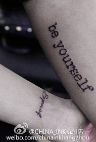Modello di tatuaggio inglese pungente gamba