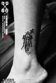 Melns bruņinieku tetovējuma raksts