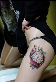 Le gambe di bellezza adattano la bella immagine del modello del tatuaggio dell'orologio da tasca