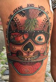 ຮູບແບບ tattoo ຂອງສິນລະປະ totem ໃນຂາ