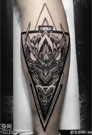 Patrón de tatuaje de tótem de elemento geométrico en la pantorrilla
