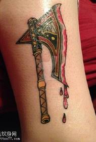 Ascia di vitello per aiutare il modello del tatuaggio