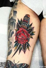 Tatuaggio rosa sulla coscia