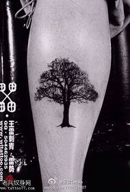 무성 한 나무 문신 패턴