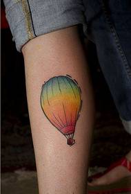 Personalització de les cames de moda simpàtics amb motius de tatuatge amb globus d'aire calent