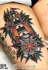 Šlaunies gėlių bokšto tatuiruotės modelis