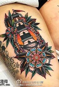 Schenkel Blumenturm Tattoo Muster