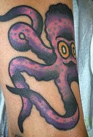 Hoʻopiʻi kūpeʻe o ka octopus tattoo no ke keiki bipi