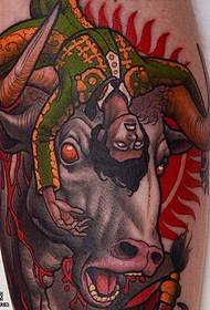 Festett tehén totem tetoválás mintával