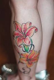 پاهای شخصیتی به دنبال تصاویر الگوی خال کوبی زنبق رنگی زیبا هستند