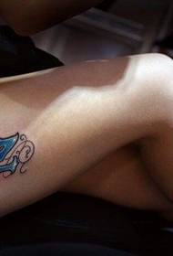 Prekrasan plavi uzorak tetovaže plavog slova