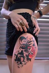 Meisjesbenen, mode, mooie konijn tattoo-patroonfoto's