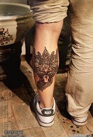 Kumplikadong solemne pattern ng tattoo ng totem