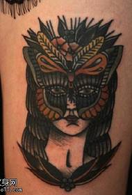 Modello bellissimo tatuaggio maschera farfalla
