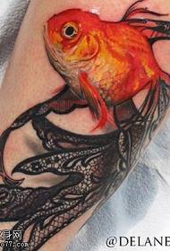 Rode goudvis tattoo patroon op kalf