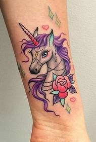 Tatouage de licorne de jambe de bête de bon augure