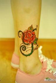 Gambe che pungono il bellissimo modello di tatuaggio rosa carino