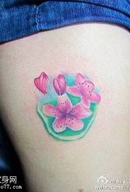 Bellissimo modello di tatuaggio con fiori di ciliegio