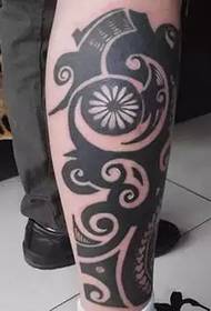 Misterioso tatuaggio con gamba totem