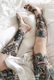 Europese en Amerikaanse blomme met 'n tatoeëringpatroon van 'n beenbeen