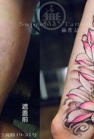 Tatuaj de acoperire cu lotus de picioare