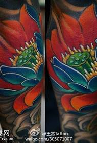 Krāsu dominējošs lotosa tetovējums