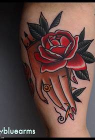 Motivo a tatuaggio rosa sul polpaccio