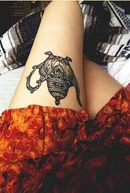 Immagine del modello del tatuaggio della teiera di modo della gamba di personalità