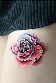 Les cames femenines només tenen una bella imatge de tatuatges de color rosa