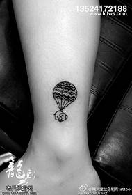 Enkel og frisk tatoveringsmønster med varm luftballon