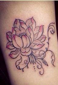 Immagine dell'immagine del tatuaggio del loto di modo delle gambe femminili