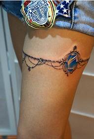 Kvindelige ben smukke søger benkæde ædelsten tatoveringsbilleder