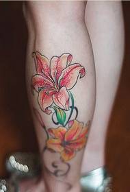 Skaistas sieviešu kāju kājas, tetovējuma attēli