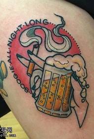 Modello di tatuaggio di vino di sigaretta con gambo