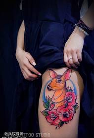 Modello di tatuaggi di Fawn floral in a coscia