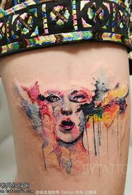 Tatuaggio con pittura a inchiostro sulla coscia
