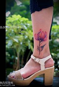 Нарисованный красивый маленький цветочный узор татуировки