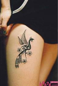Immagine classica del tatuaggio del pavone della coscia della ragazza bella