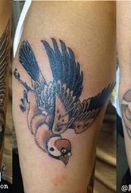 Smuk fugl tatovering på låret