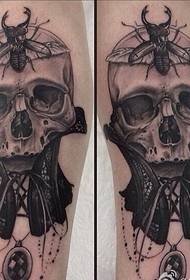 Immagine di apprezzamento del modello del tatuaggio del cranio di modo di tendenza della gamba