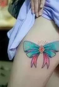 Model i bukur tatuazhi me hark për këmbët e vajzave