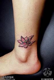 Ang yano nga pattern sa tattoo sa bulak nga lotus