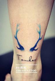 Tatuaggio di corna di inchiostro sulla caviglia