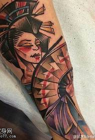 U-Geisha upeyintiwe ngepheyini ye tattoo ye-geisha