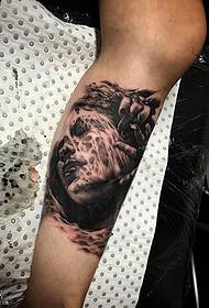 Imagem de tatuagem de retrato de tinta de bezerro