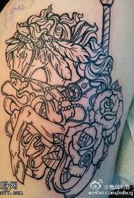 大腿上的骏马玫瑰纹身图案