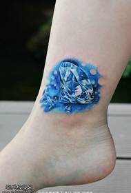 Motivo a tatuaggio brillante accattivante con diamante