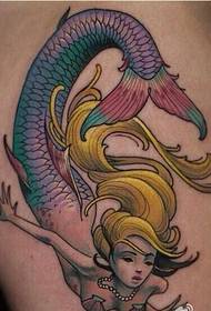 Modeli i bukur i tatuazheve me sirenë me këmbë për të shijuar foton
